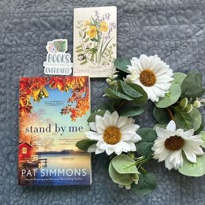 Stand By Me by Pat Simmons Gift Bundle w Wreath, Bookish Sticker & Notepad NEW